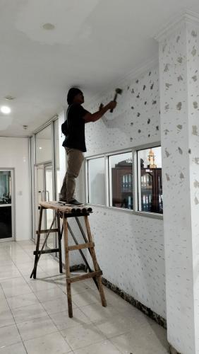 49. Pemasangan Keramik Dinding Pada Kantor BPOM Denpasar