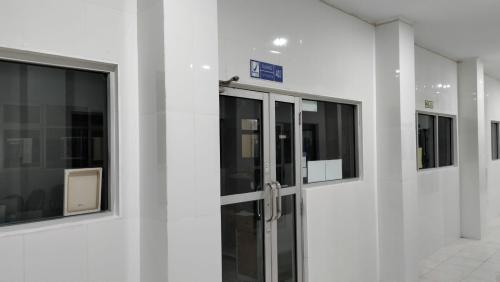 50. Pemasangan Keramik Dinding Pada Kantor BPOM Denpasar