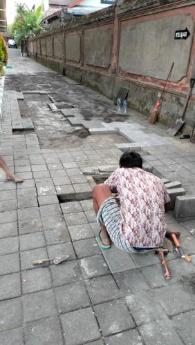 56. Pekerjaan Paving Pada GKN Denpasar II